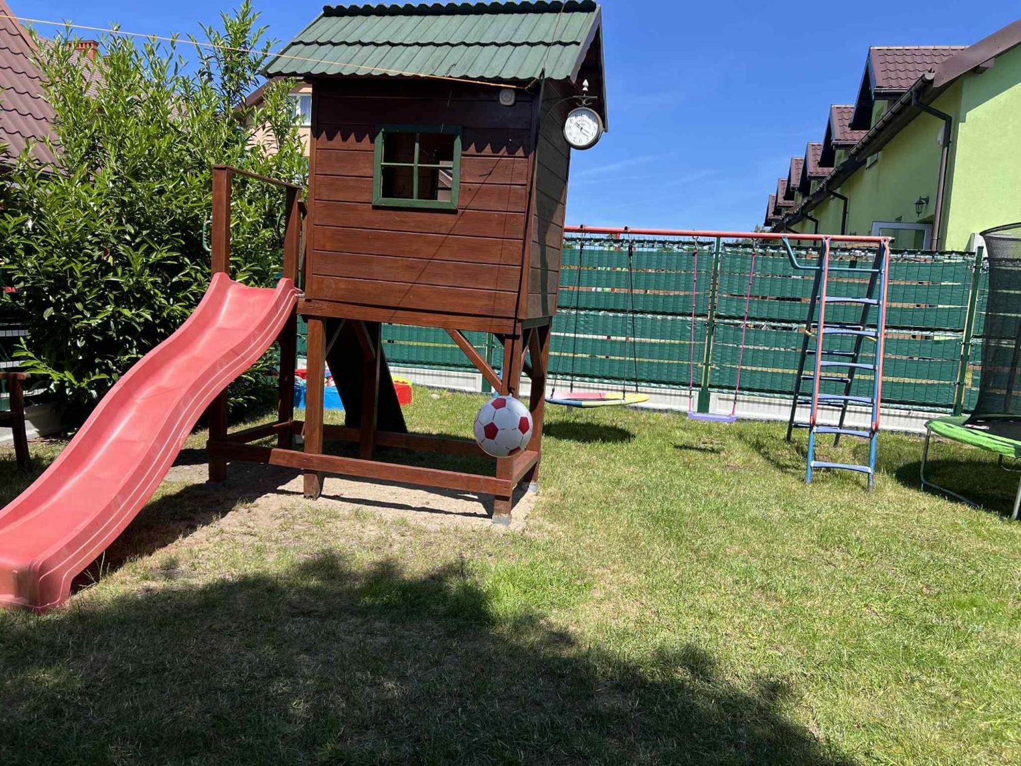 Widok na zabudowę domków i teren ośrodka